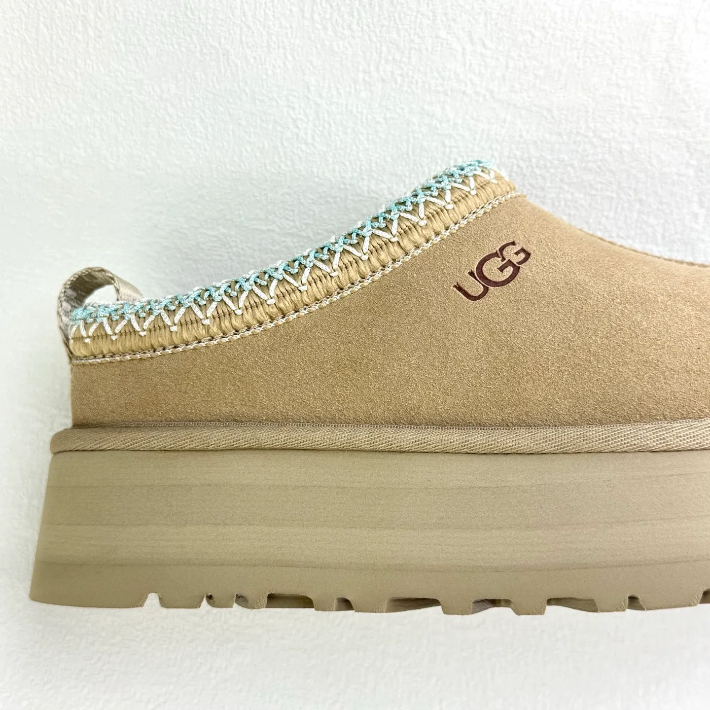 💰400 UGG Tats series thickened model Mule style toe-cap 5CM half slippers Ethnic style autumn and winter snow boots High-quality sheepskin and wool Integrated with high quality Warmth and heat sealing Made of TPU molded suede upper material Embedded with artificial curly wool plush lining and 10mm UGGPURE™ implanted wool lining and removable UGGPURE™ implanted wool insole Lightweight non-slip and comfortable rubber outsole with brand LOGO With complete packaging Official item number: 11225532722 Size: 35 36 37 38 39 40